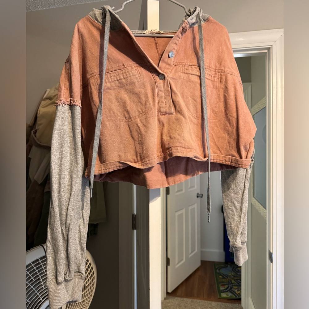 Small cropped fit shirt
